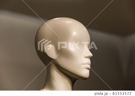 mannequin head Head of a white mannequin at store 61553572