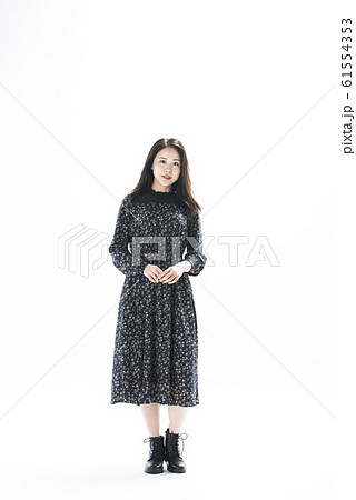 若い女性のポートレート　全身 61554353