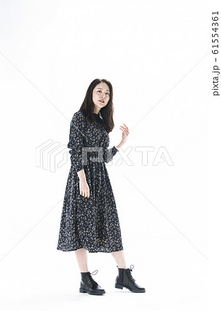 若い女性のポートレート 全身 若い女性のポートレート 全身 61554361