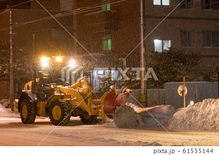 夜の街の除雪風景 北海道札幌市の写真素材