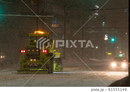 夜の街の除雪風景 北海道札幌市の写真素材