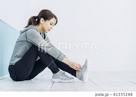 靴紐を結ぶ女性 靴紐を結ぶ女性 61555288