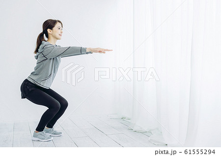 スクワットする女性 61555294