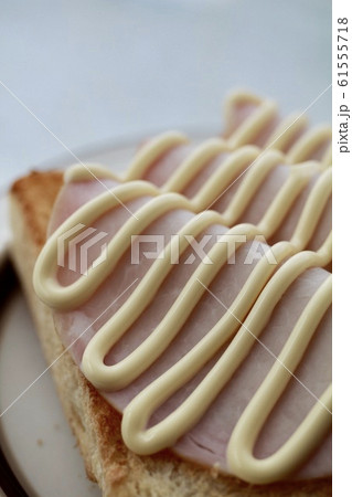 無塩せきハムと天然酵母パンのハムマヨのっけパン 61555718