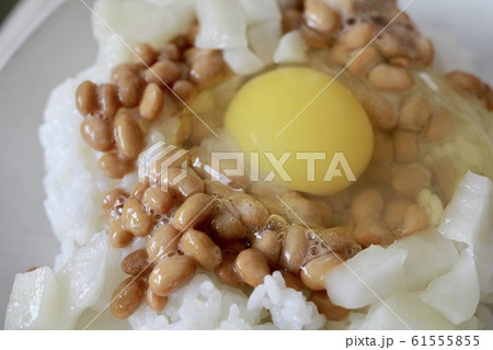 生卵と刻んだ大根の漬物を乗せた小粒の納豆ご飯 生卵と刻んだ大根の漬物を乗せた小粒の納豆ご飯 61555855