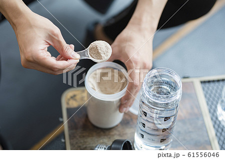 プロテインを作る男性アスリート 61556046