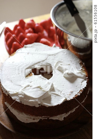 作成中のシフォンショートケーキ　手作りいちごケーキ 61556108