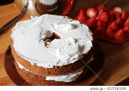 作成中のシフォンショートケーキ　手作りいちごケーキ 61556109