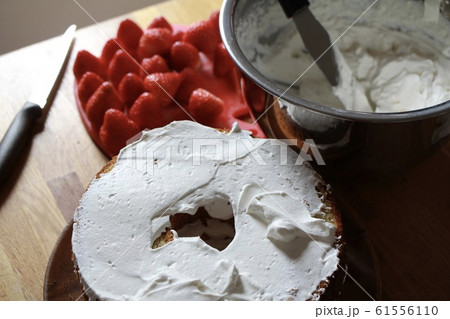 作成中のシフォンショートケーキ　手作りいちごケーキ 61556110