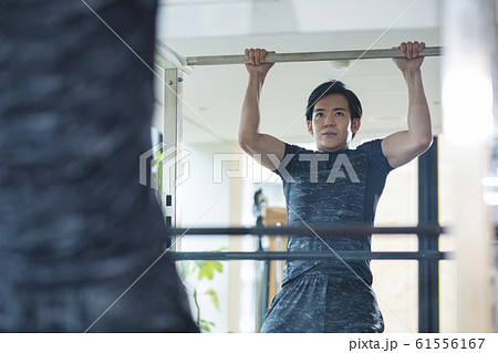 ジムで懸垂をする男性 61556167