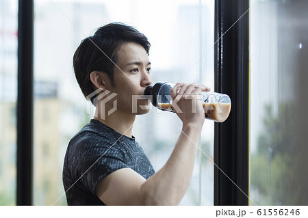プロテインを飲むアスリート 61556246