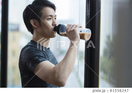 プロテインを飲むアスリート 61556247