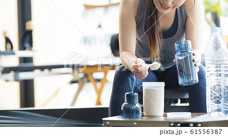 プロテインドリンクを作る女性 61556387