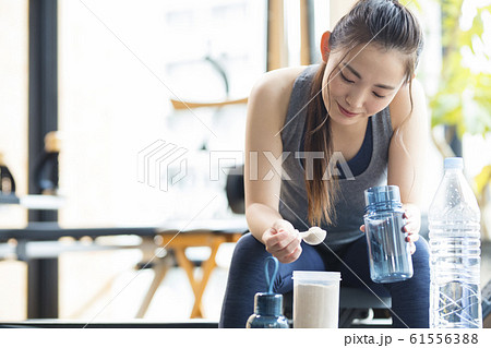 プロテインドリンクを作る女性 61556388