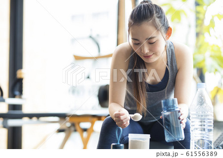 プロテインドリンクを作る女性 61556389