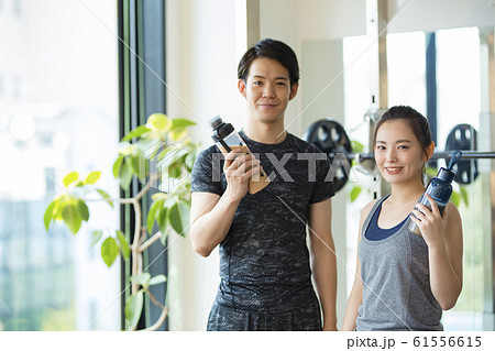 プロテインドリンクを持つ男女 61556615