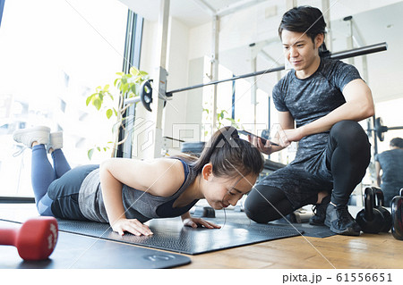 パーソナルジム イメージ_腕立て伏せ 61556651