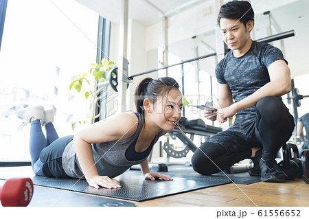 パーソナルジム イメージ_腕立て伏せ 61556652