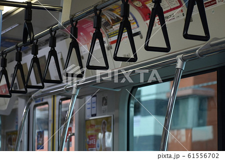 通勤電車のつり革(JR東日本京浜東北線E233系電車)の写真素材 [61556702