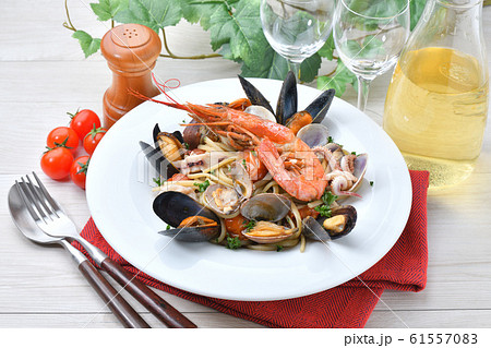 魚介のペスカトーレ（リングイネを使ったシーフードパスタです） 61557083
