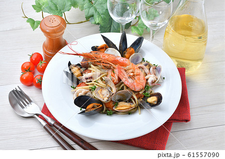 魚介のペスカトーレ（リングイネを使ったシーフードパスタです） 61557090