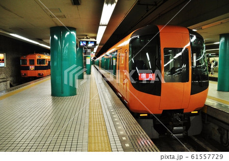 近鉄奈良線、近鉄奈良駅に停車中の特急列車(22600系) 近鉄奈良線、近鉄奈良駅に停車中の特急列車(22600系) 61557729