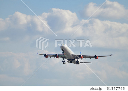 離陸するエアバスA340旅客機 61557746
