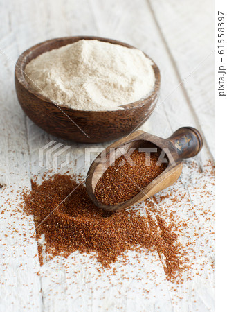 Teff flour in a bowl and teff grain with a spoon 61558397