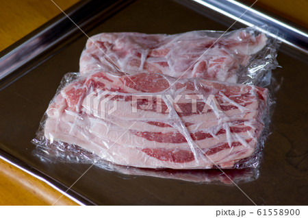 冷凍保存した薄切り豚ばら肉 冷凍保存した薄切り豚ばら肉 61558900