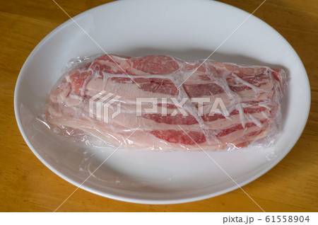 冷凍保存した薄切り豚ばら肉 冷凍保存した薄切り豚ばら肉 61558904