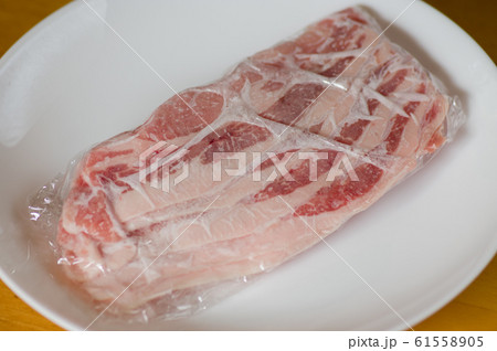 冷凍保存した薄切り豚ばら肉 冷凍保存した薄切り豚ばら肉 61558905