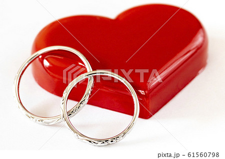 ペアの結婚指輪と赤いハート 61560798