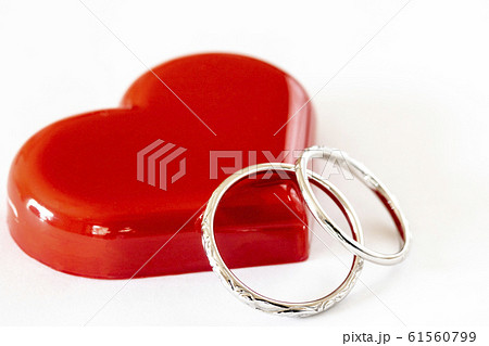 ペアの結婚指輪と赤いハート 61560799