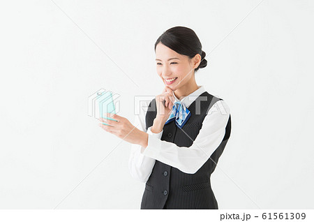 スマホを持つ女性 (白背景) スマホを持つ女性 (白背景) 61561309