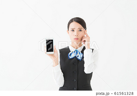 スマホを持つ考える表情の女性 スマホを持つ考える表情の女性 61561328