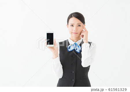 スマホを持って困った表情の女性 スマホを持って困った表情の女性 61561329