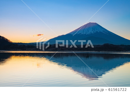 夜明けと富士山 本栖湖 夜明けと富士山 本栖湖 61561722