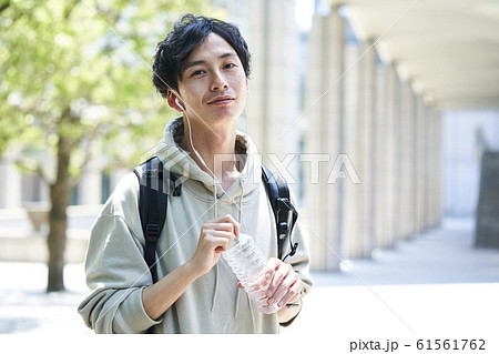 若い男性 若い男性 61561762