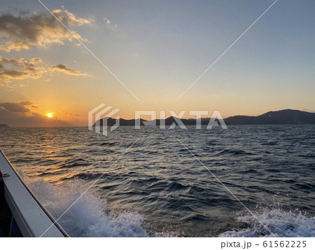 海上からの朝日。 海上からの朝日。 61562225