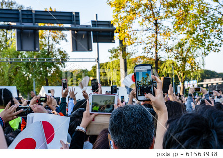 パレードを撮る人々 パレードを撮る人々 61563938