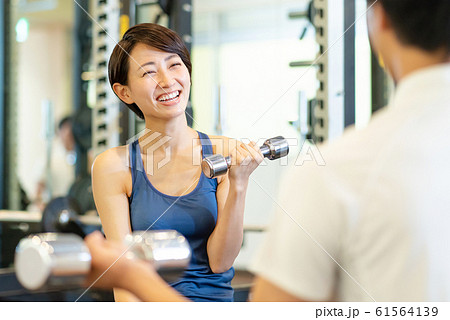 カップル ジム 筋トレ ウェイトトレーニング スポーツクラブ 61564139