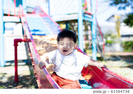 公園で遊ぶ乳幼児 公園で遊ぶ乳幼児 61564736