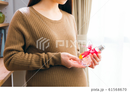 ハーバリウムを持つ妊婦 プレゼント ハーバリウムを持つ妊婦 プレゼント 61568670