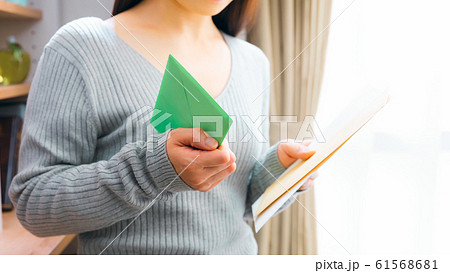郵便物を確認する女性　16:9 61568681