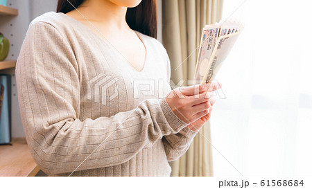 お金　数える　女性　16:9 61568684