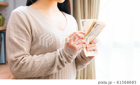 お金 数える 女性 16:9 お金 数える 女性 16:9 61568685