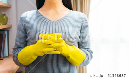ゴム手袋をつける女性　16:9 61568687
