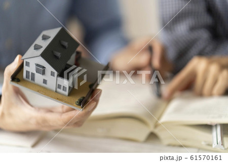 一級建築士の学科試験対策で法令集を引きながら建築基準法を学ぶ男性 61570161