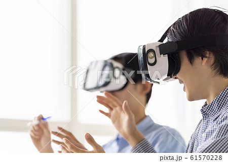 VRゴーグルで5G最新技術を3D体験しビジネスに取り入れる男性二人 VRゴーグルで5G最新技術を3D体験しビジネスに取り入れる男性二人 61570228