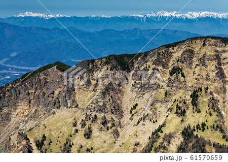 浅間山外輪山・前掛山から見る黒斑山と残雪の北アルプス 浅間山外輪山・前掛山から見る黒斑山と残雪の北アルプス 61570659